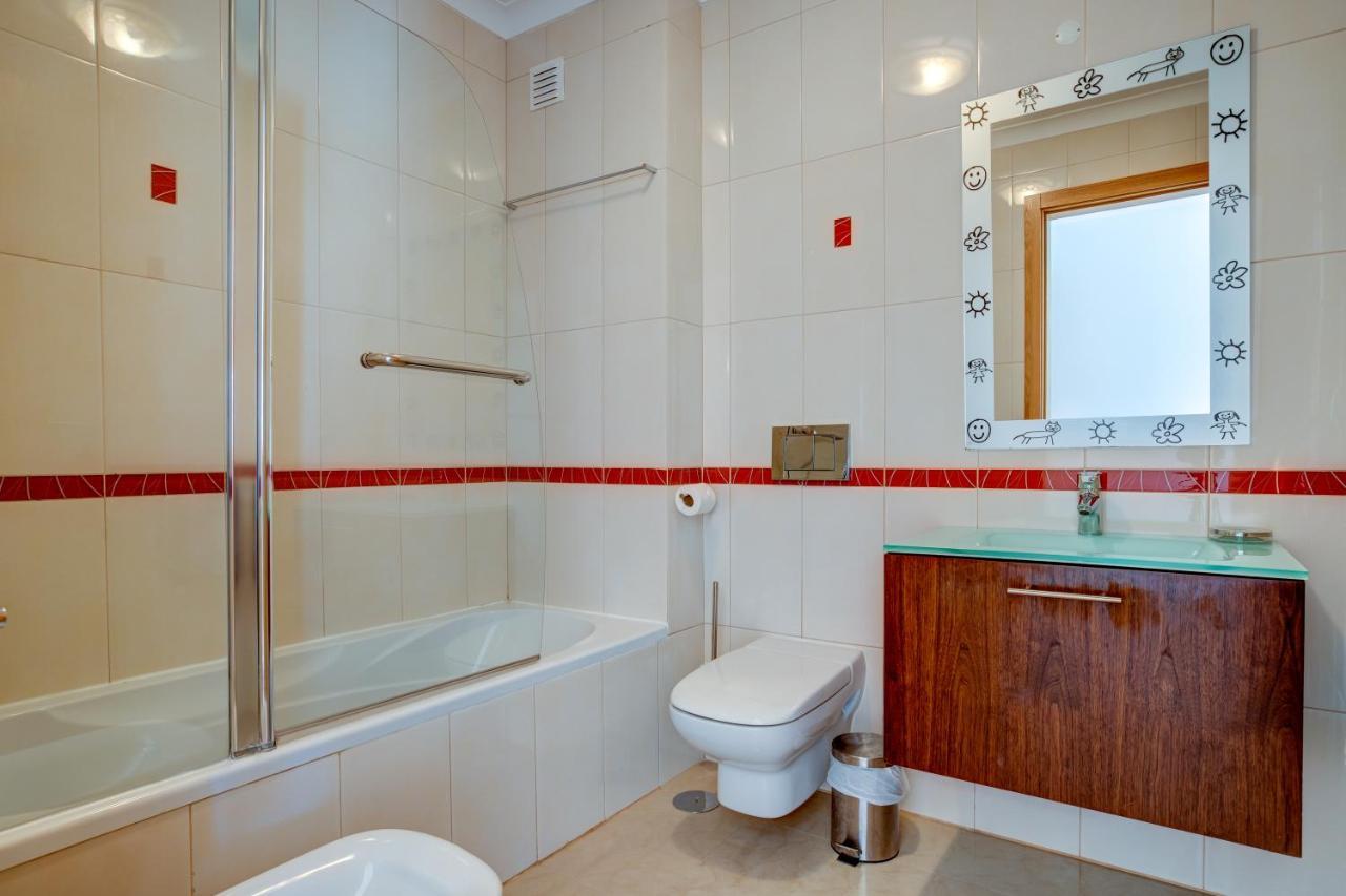 Two Bedroom Apartment With Rooftop Pool In Alvor Dış mekan fotoğraf